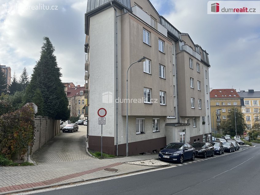 Pronájem bytu 2+kk 62 m^2 nám. V. Řezáče, Karlovy Vary 