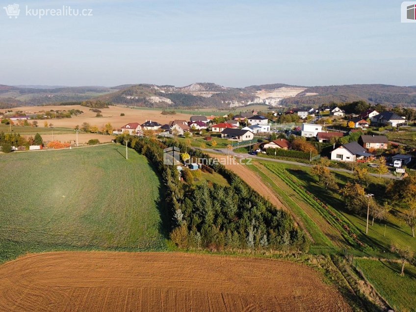 Prodej  stavebního pozemku 4059 m^2 Tmaň, Tmaň 