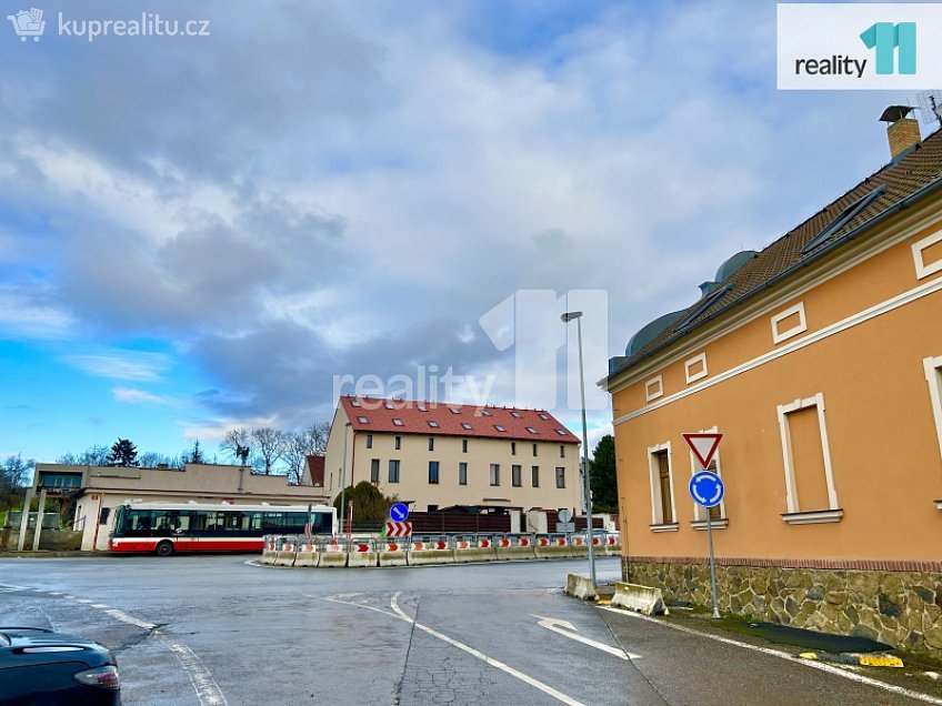 Pronájem bytu 1+kk 16 m^2 náměstí Antonína Pecáka, Praha 12 